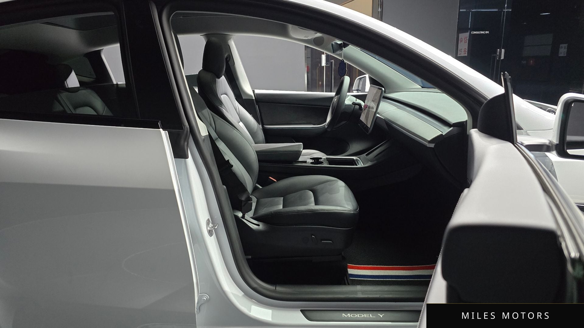 Tesla Model Y 2022 — миниатюра 10