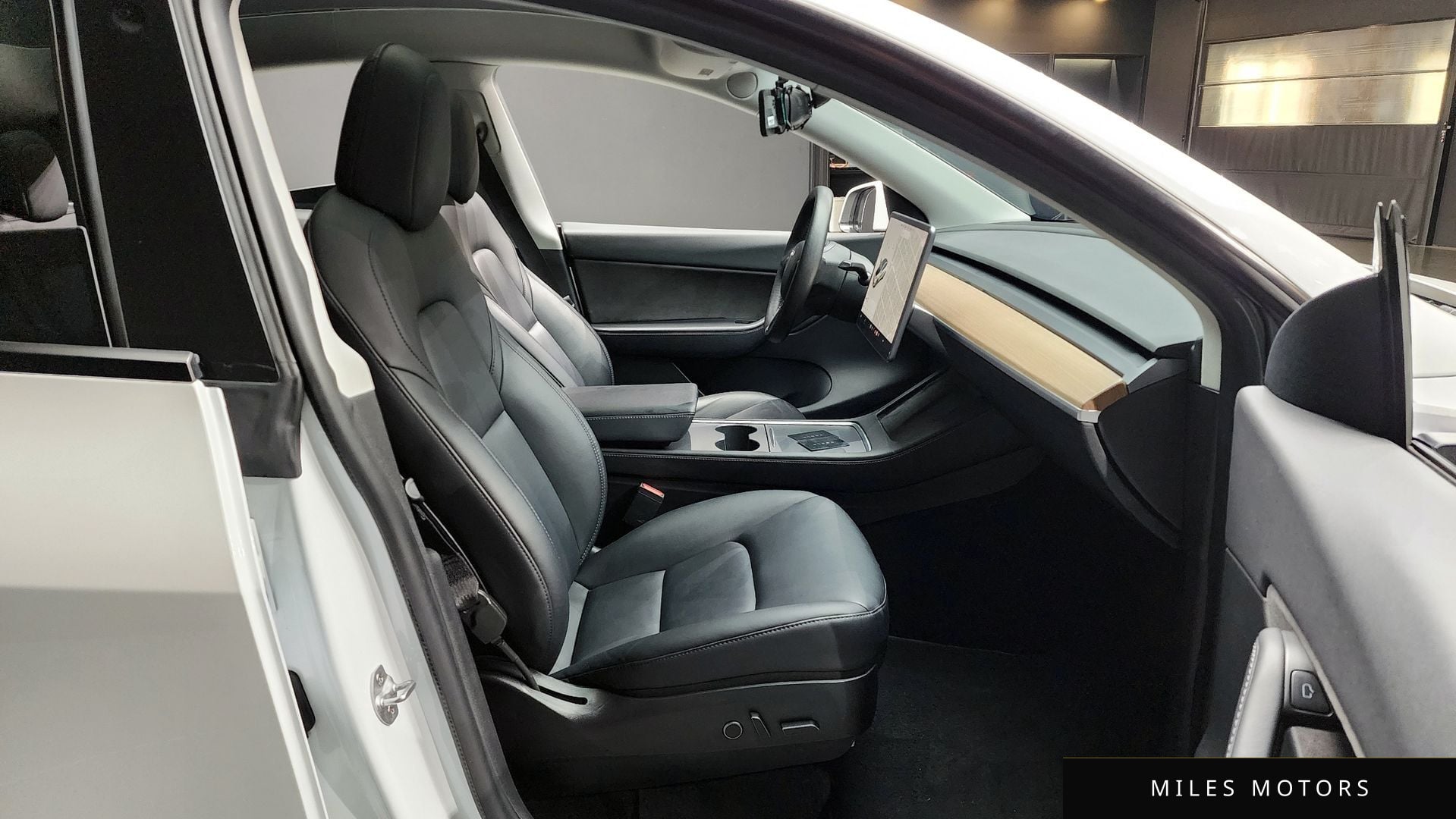 Tesla Model Y 2021 — миниатюра 10