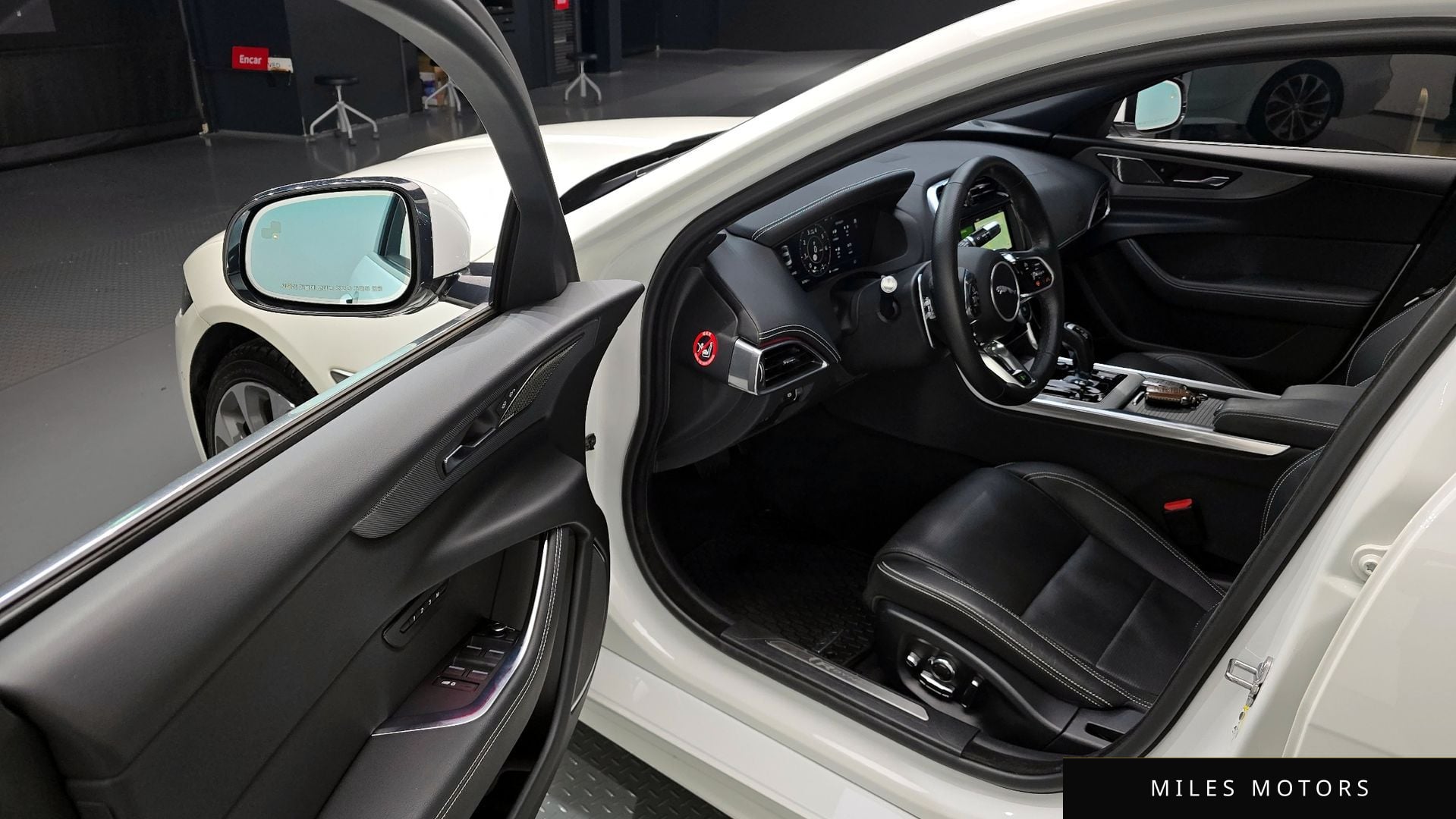 Jaguar XE 2020 — миниатюра 11