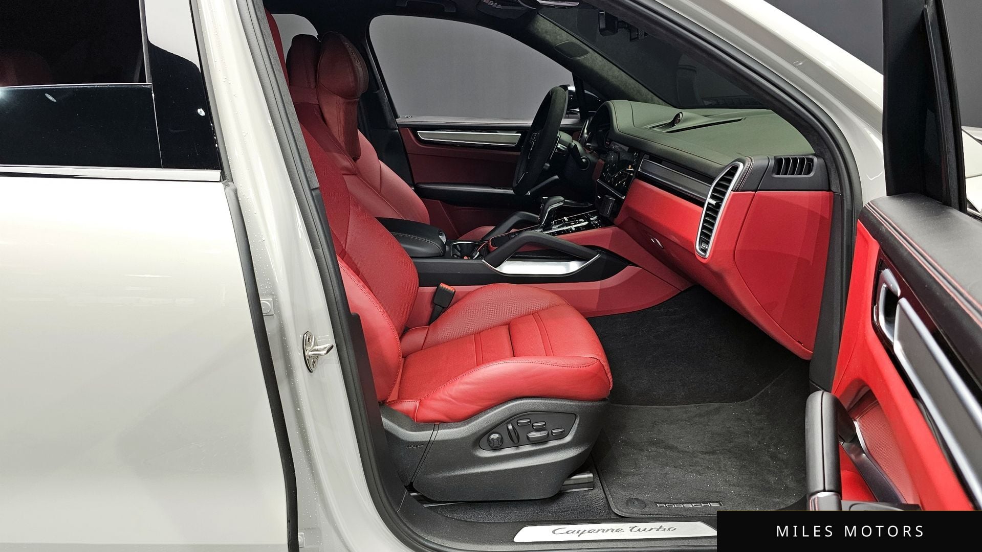 Porsche Cayenne 2023 — миниатюра 11