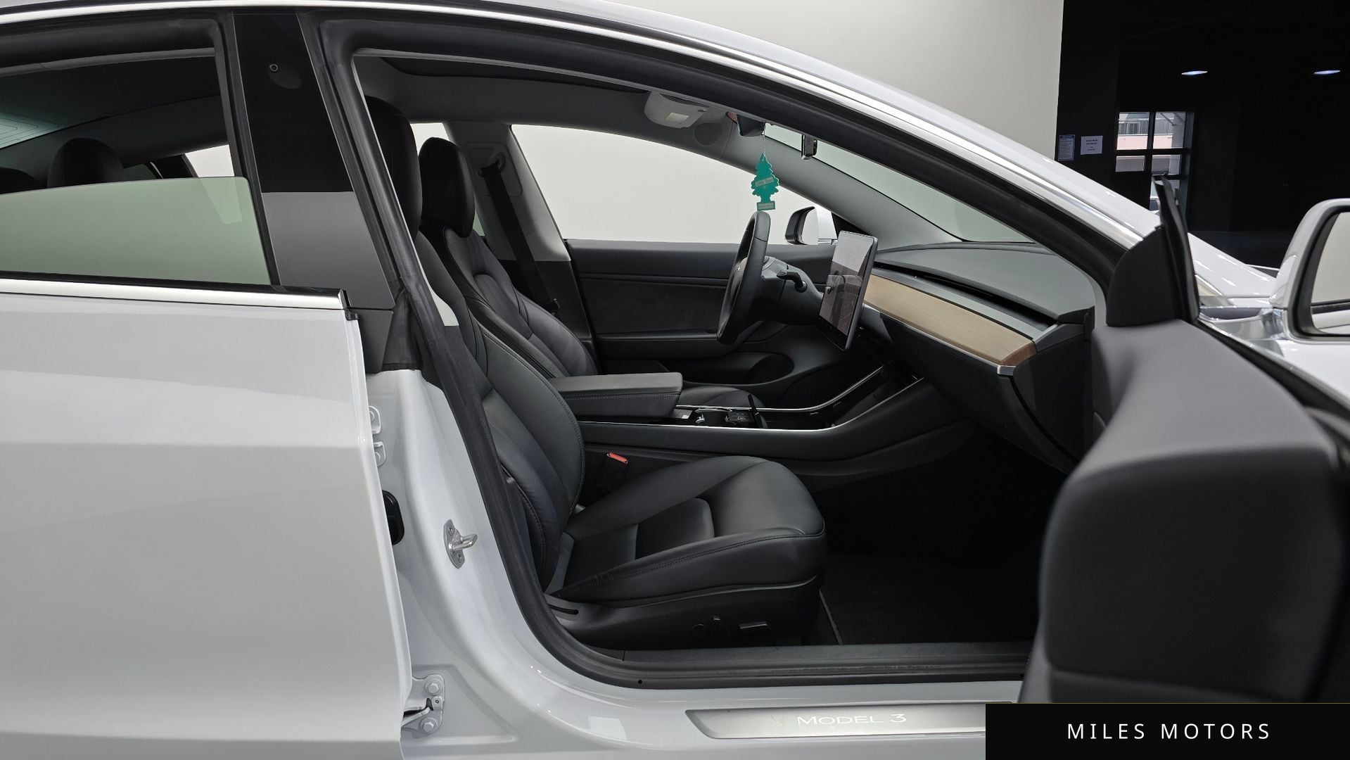 Tesla Model 3 2020 — миниатюра 10