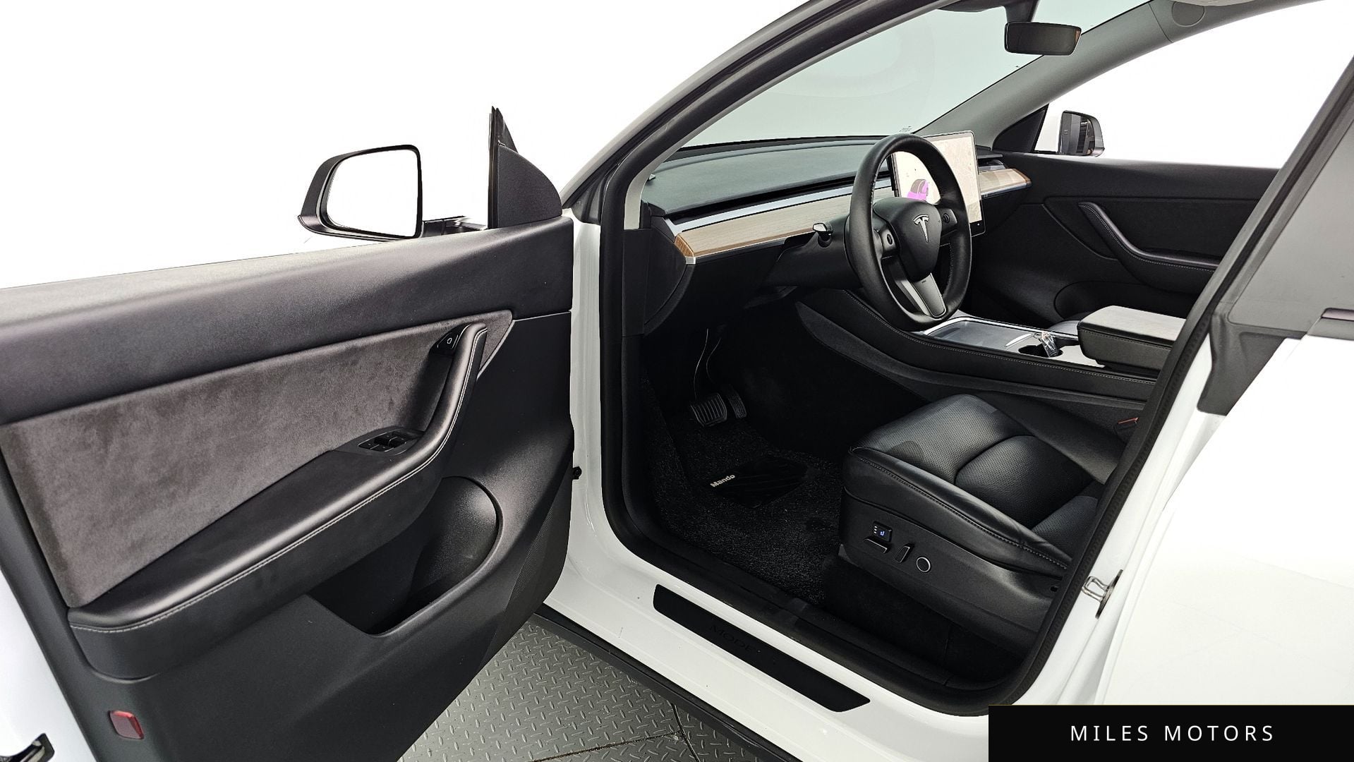Tesla Model Y 2021 — миниатюра 10