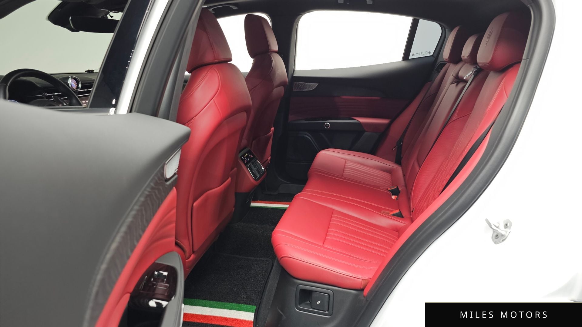 Maserati 그레칼레 2023 — миниатюра 12