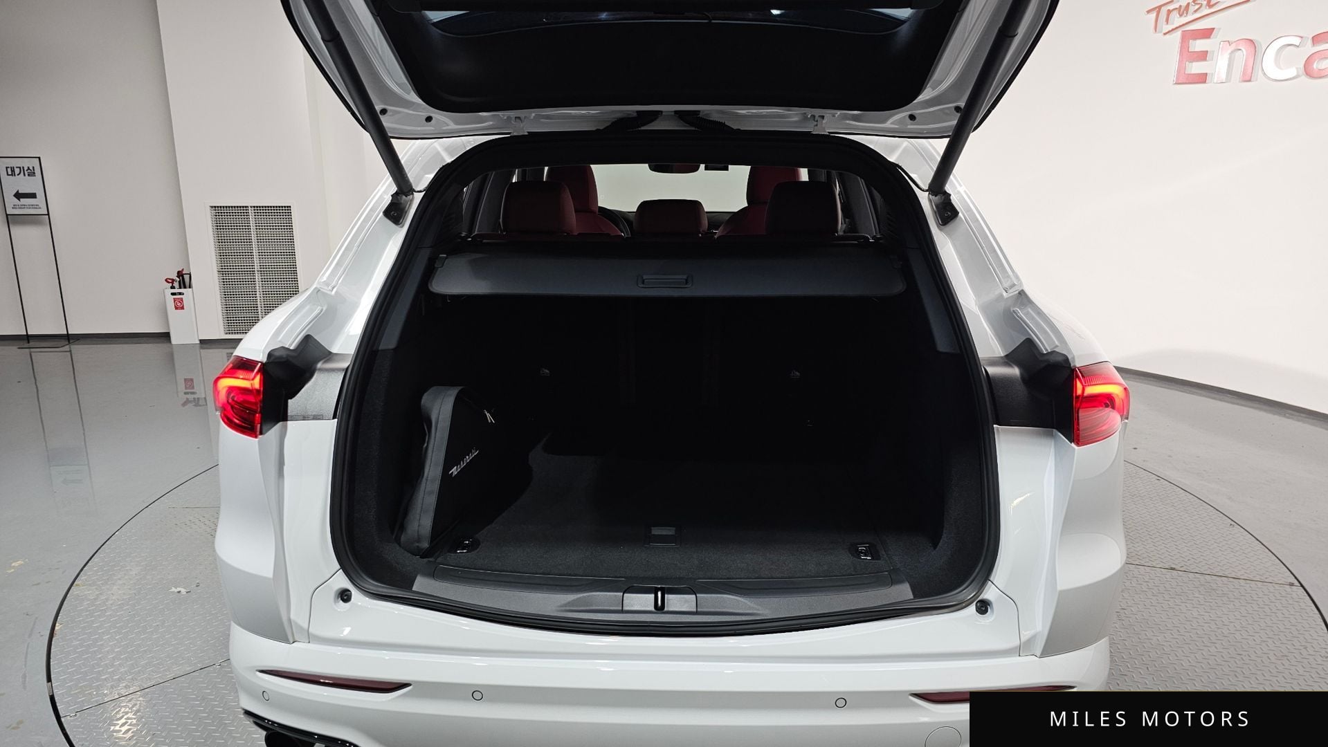 Maserati 그레칼레 2023 — миниатюра 20