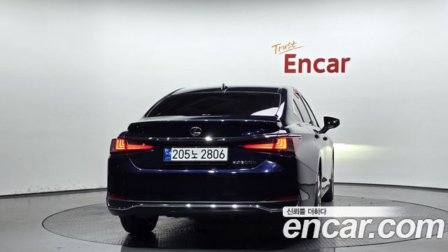 Лексус ES300h 2023 — миниатюра 4