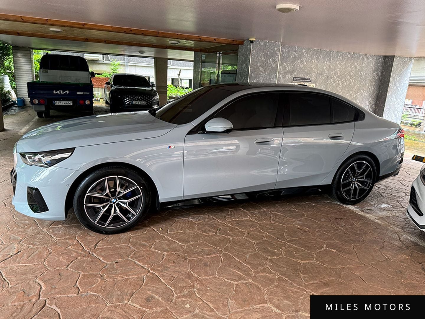 BMW 5 Series (G60) 2025 — миниатюра 3