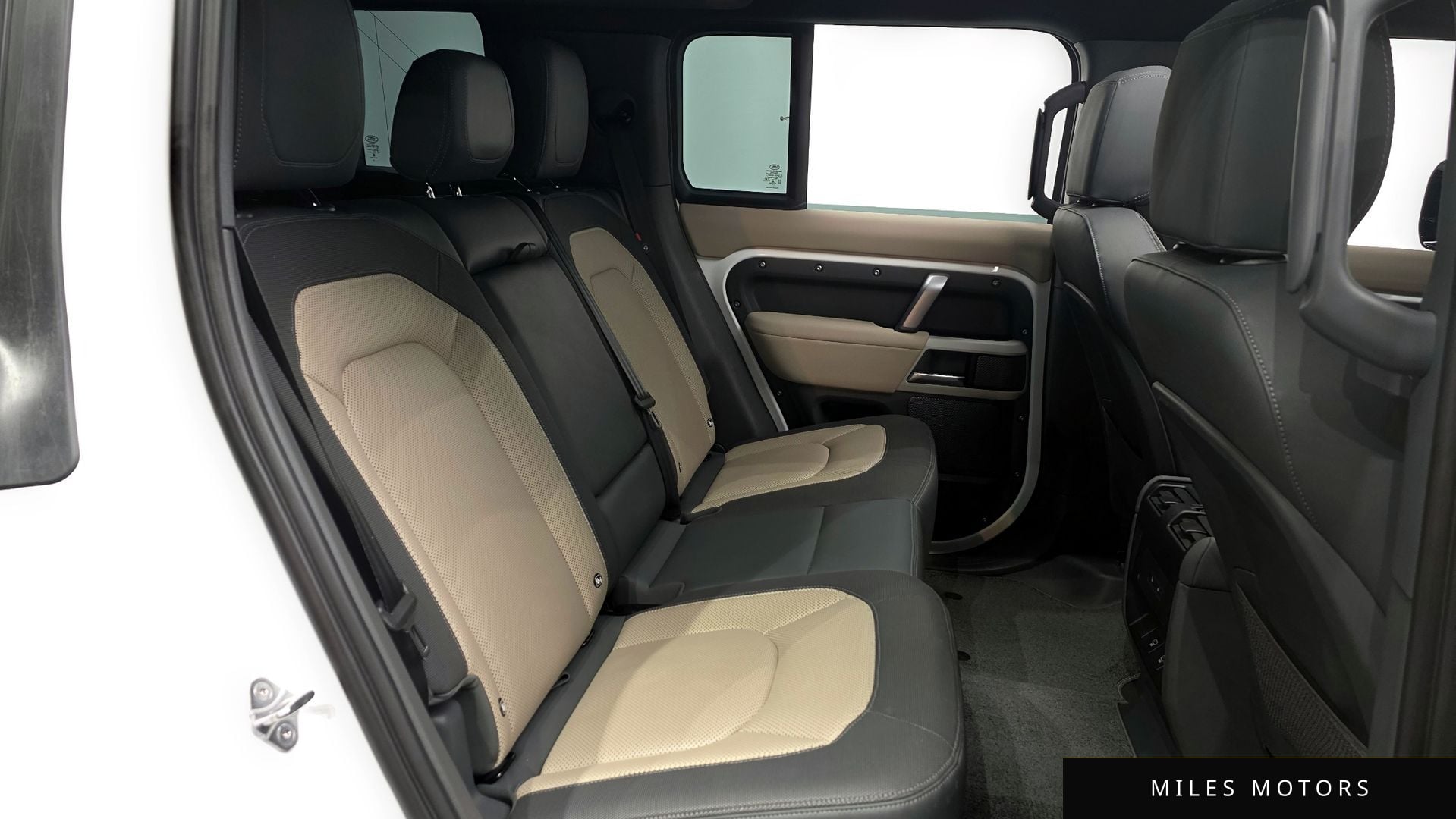 Land Rover Defender 2023 — миниатюра 12