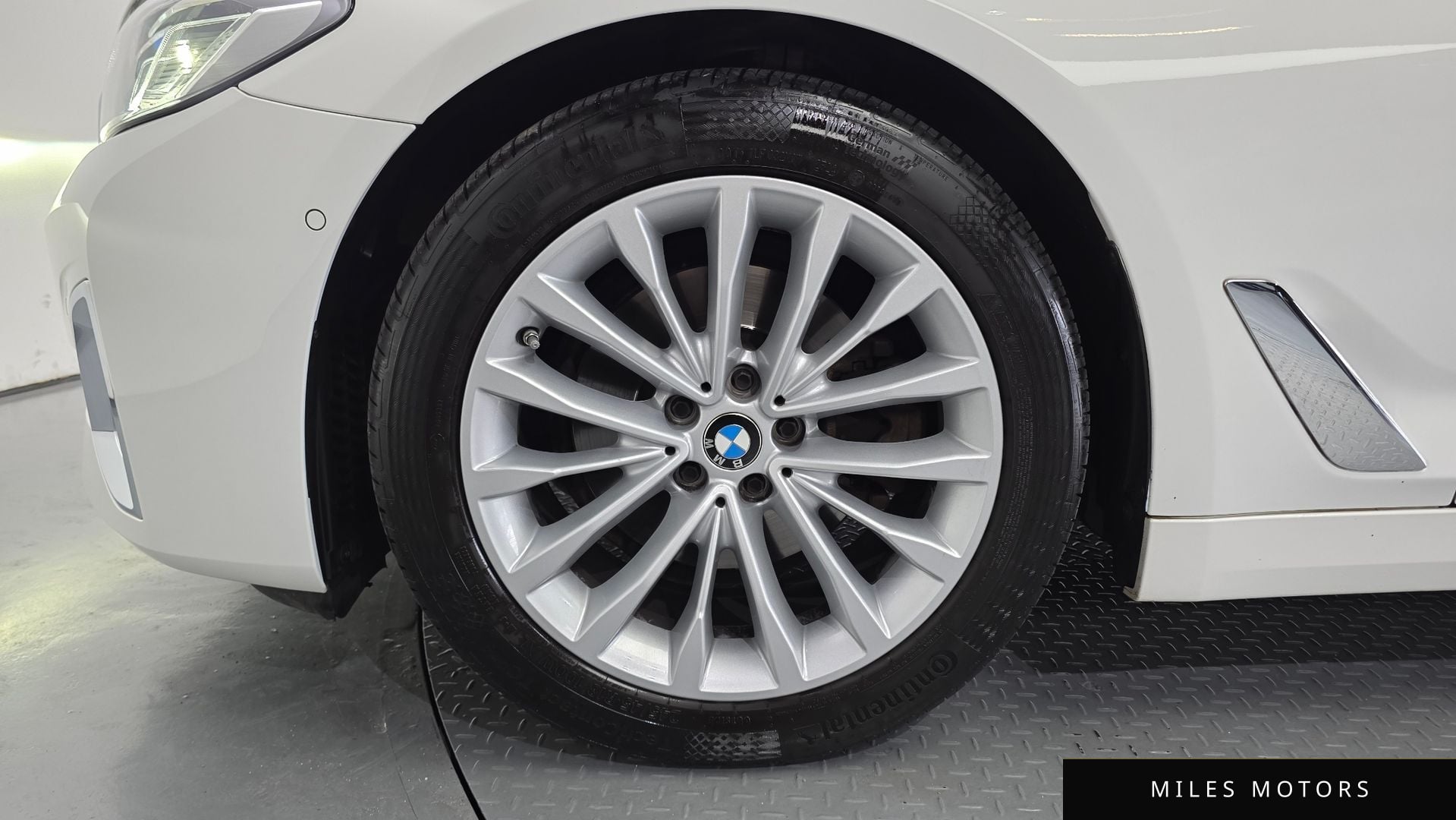 BMW 5 Series (G30) 2021 — миниатюра 5