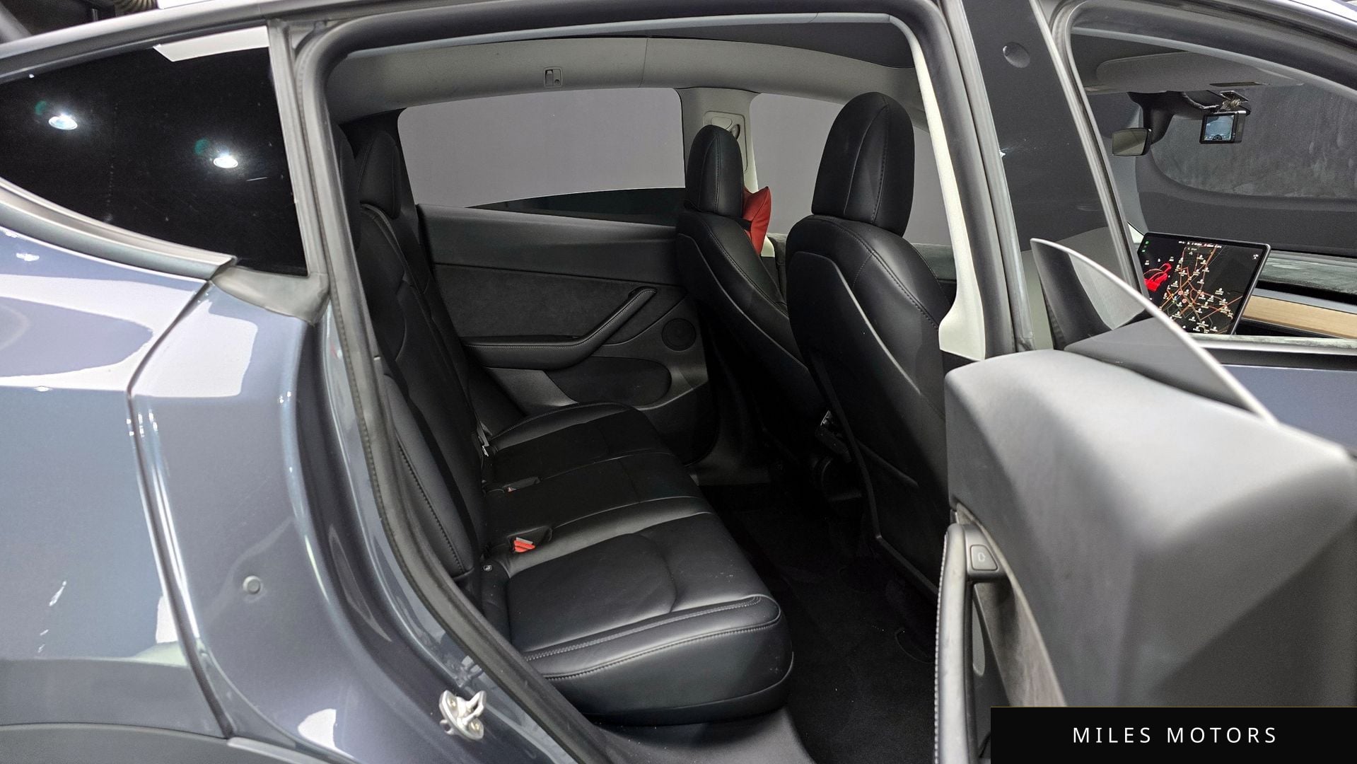 Tesla Model Y 2021 — миниатюра 12