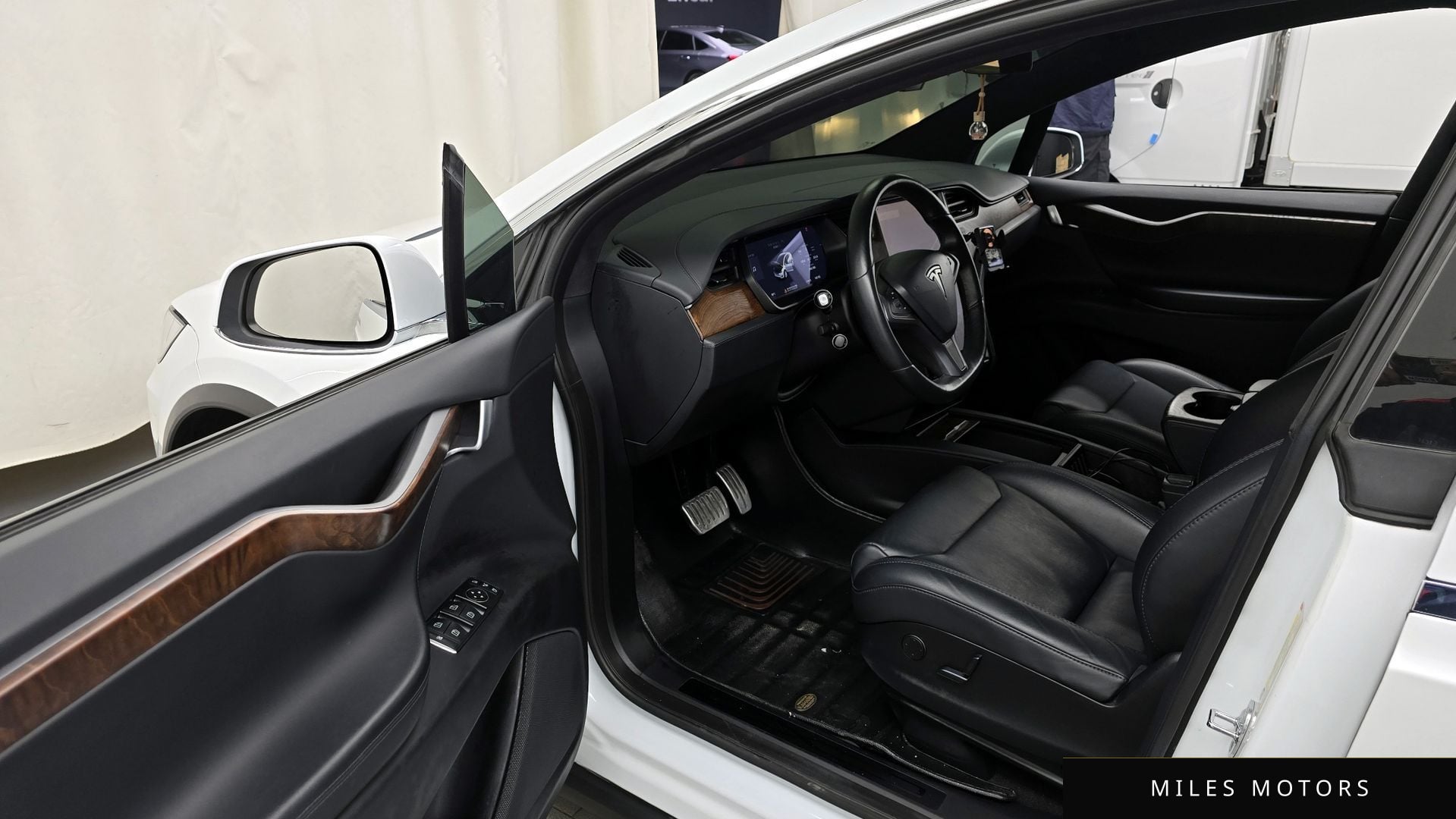 Tesla Model X 2018 — миниатюра 10