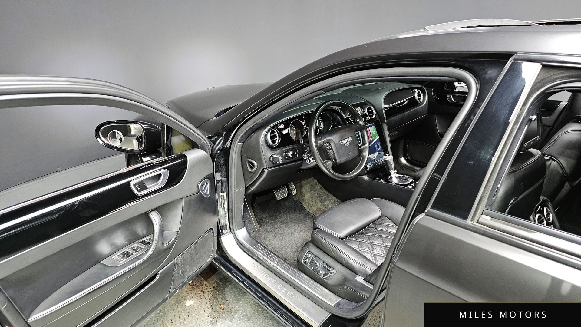 Bentley Flying Spur 2006 — миниатюра 10