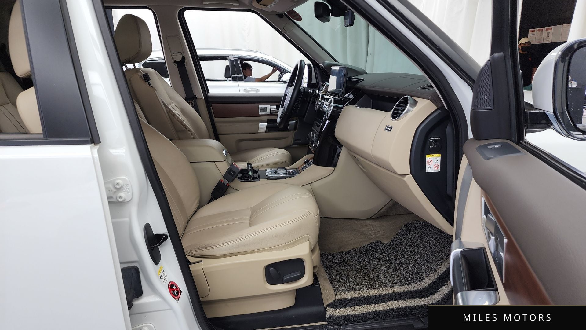 Land Rover Discovery 2016 — миниатюра 11