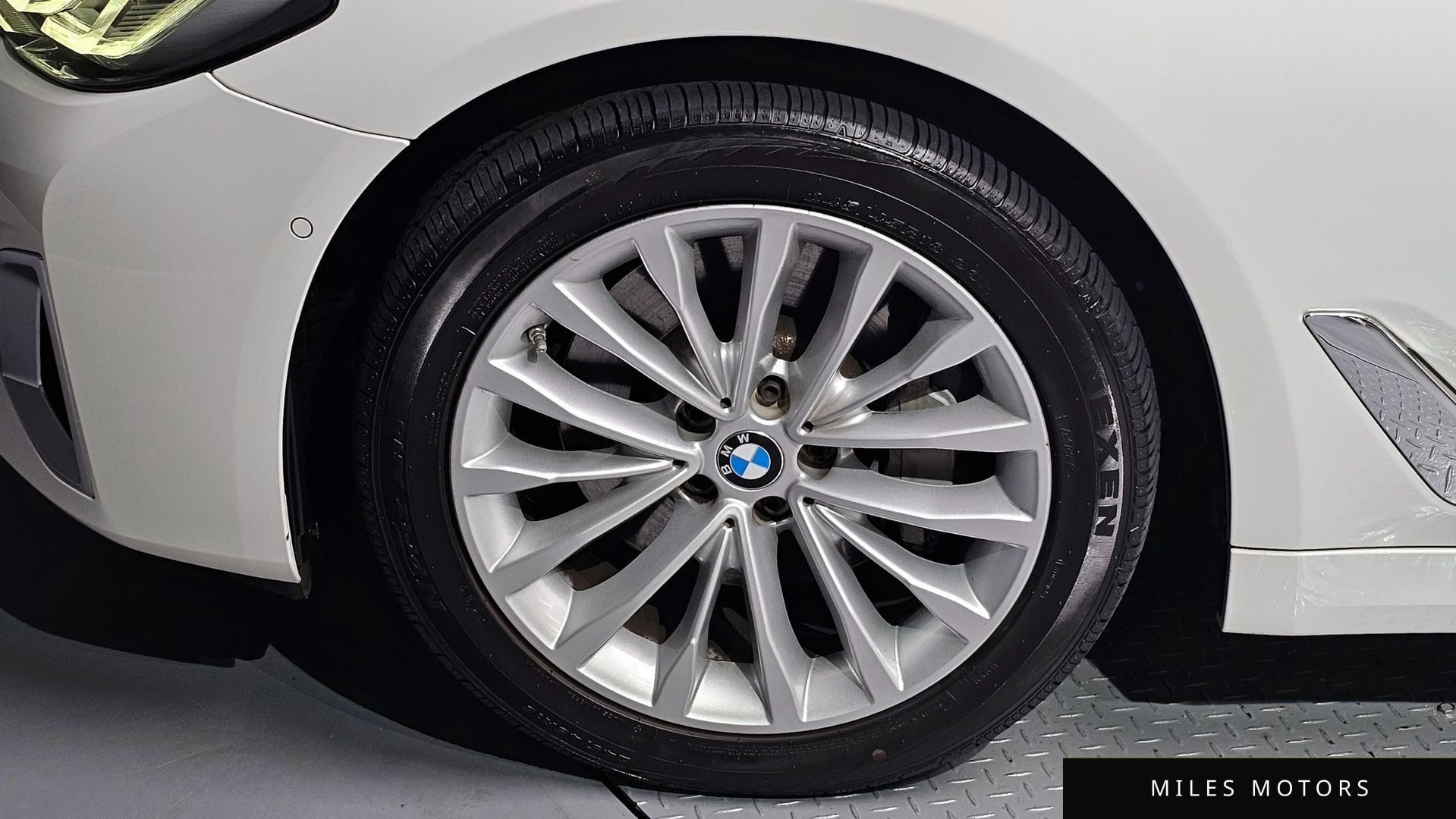 BMW 5 Series (G30) 2021 — миниатюра 5