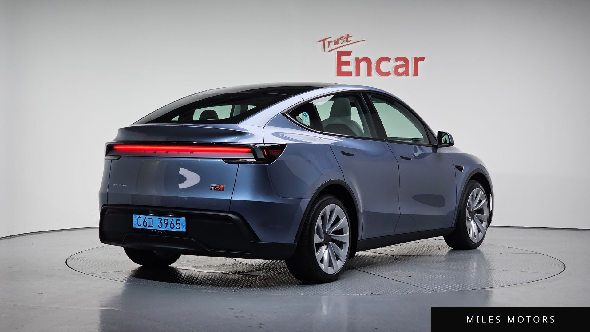 Tesla Model Y 2025 — миниатюра 2