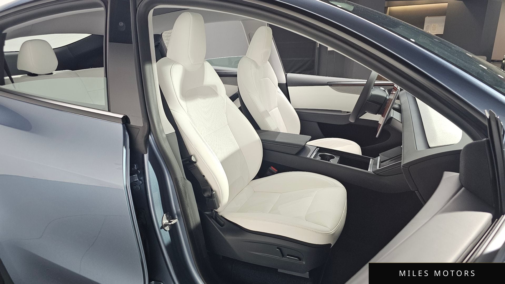 Tesla Model Y 2025 — миниатюра 10