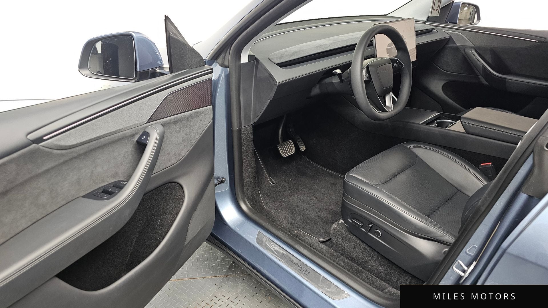 Tesla Model Y 2025 — миниатюра 12