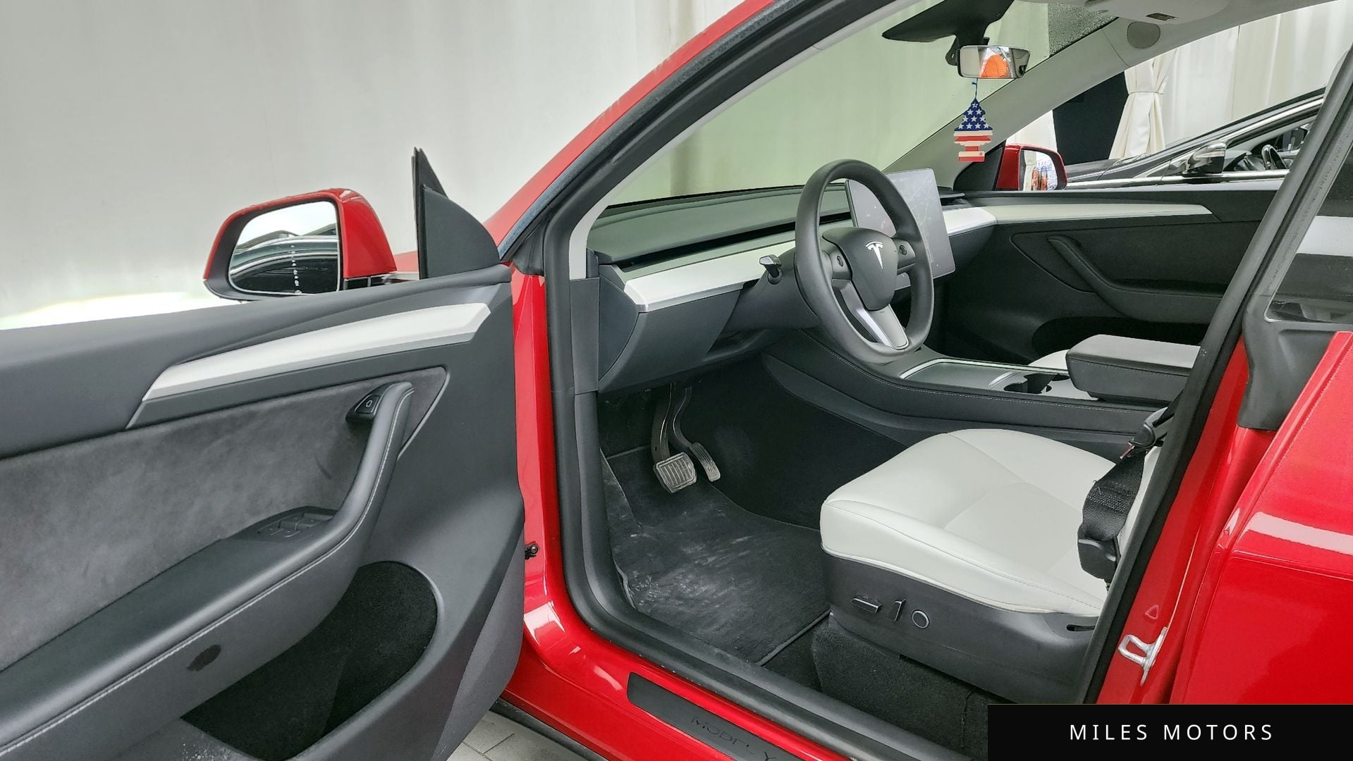 Tesla Model Y 2023 — миниатюра 10
