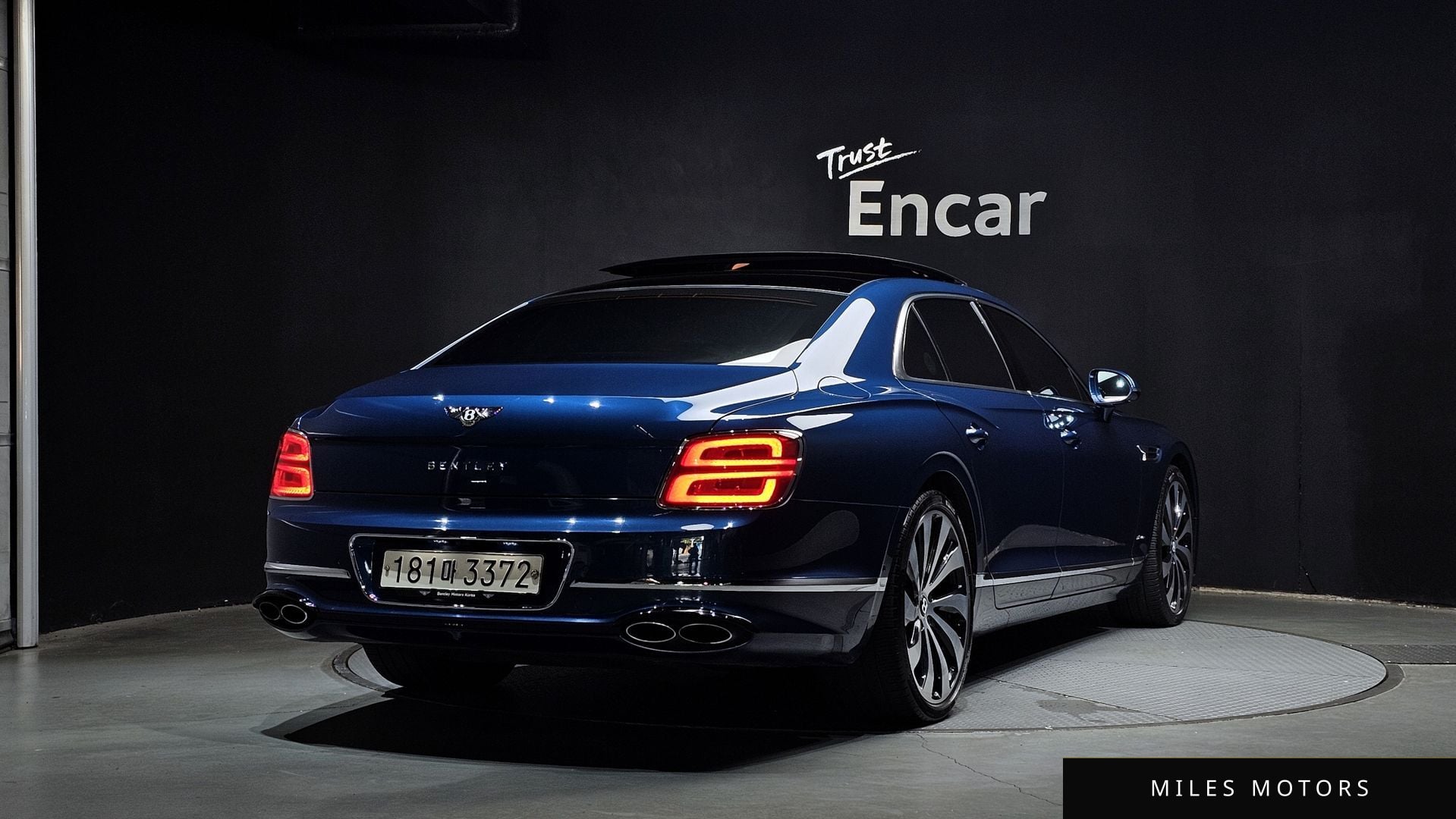 Bentley Flying Spur 2023 — миниатюра 2