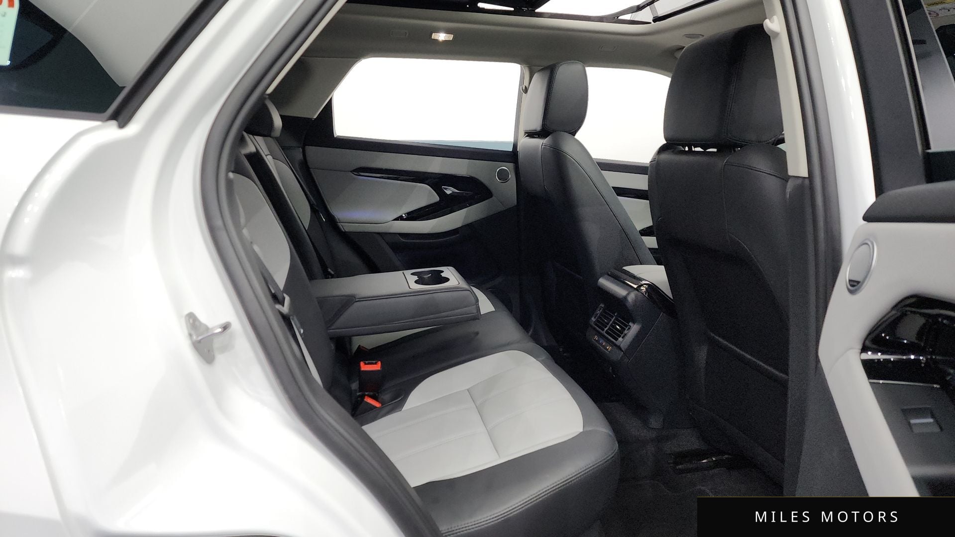 Land Rover 레인지로버 이보크 2025 — миниатюра 12
