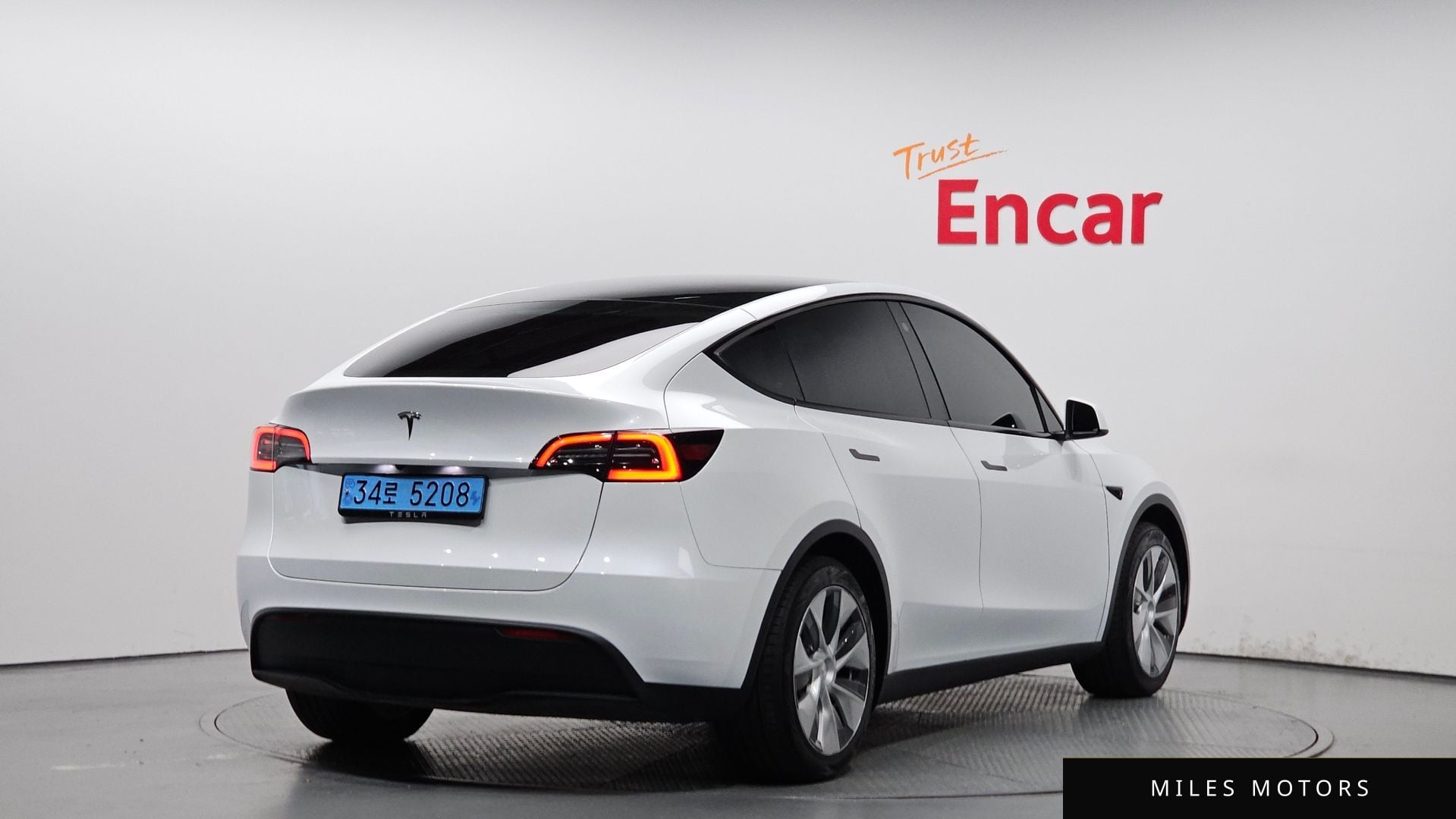 Tesla Model Y 2023 — миниатюра 2