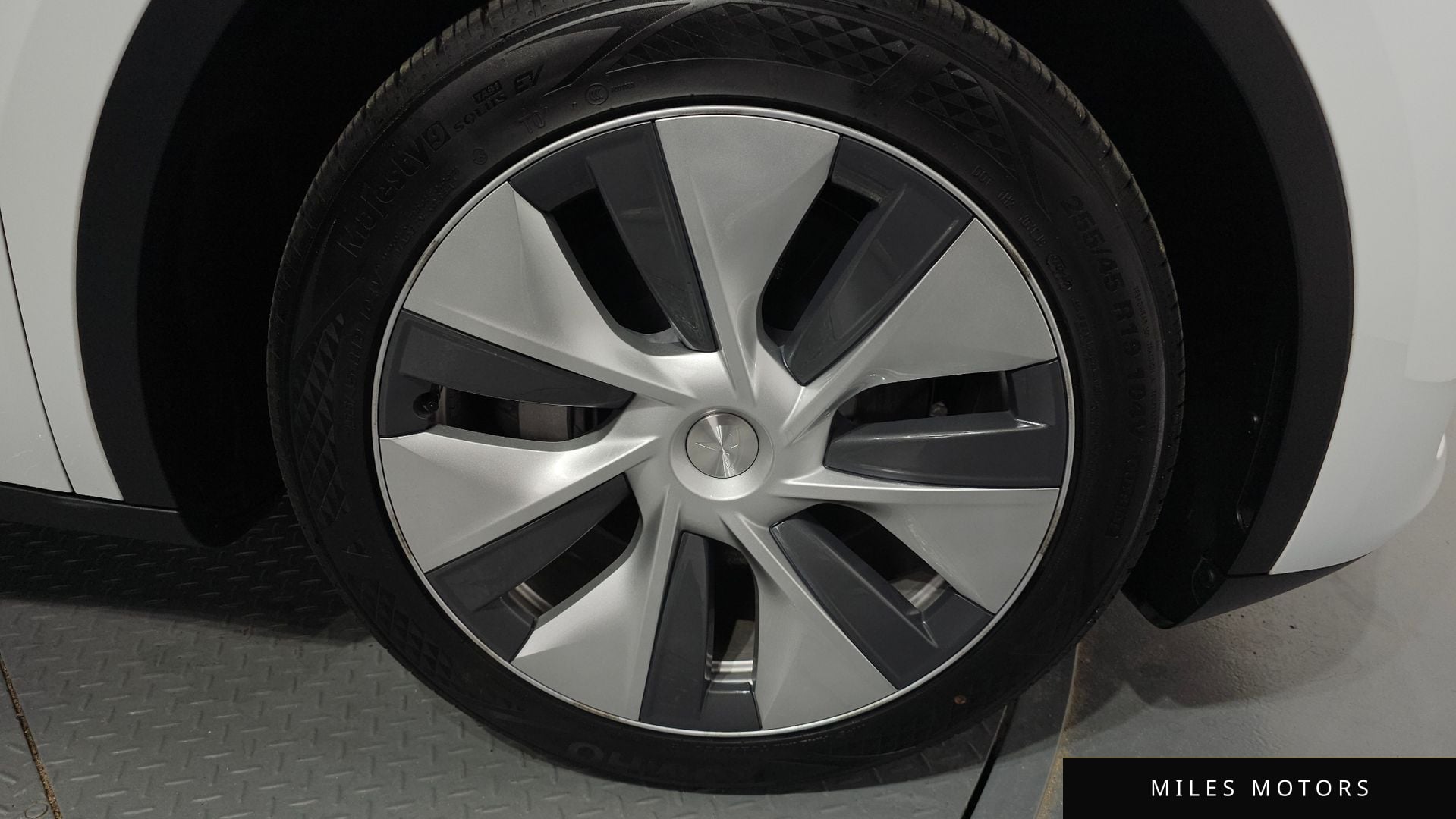 Tesla Model Y 2023 — миниатюра 5