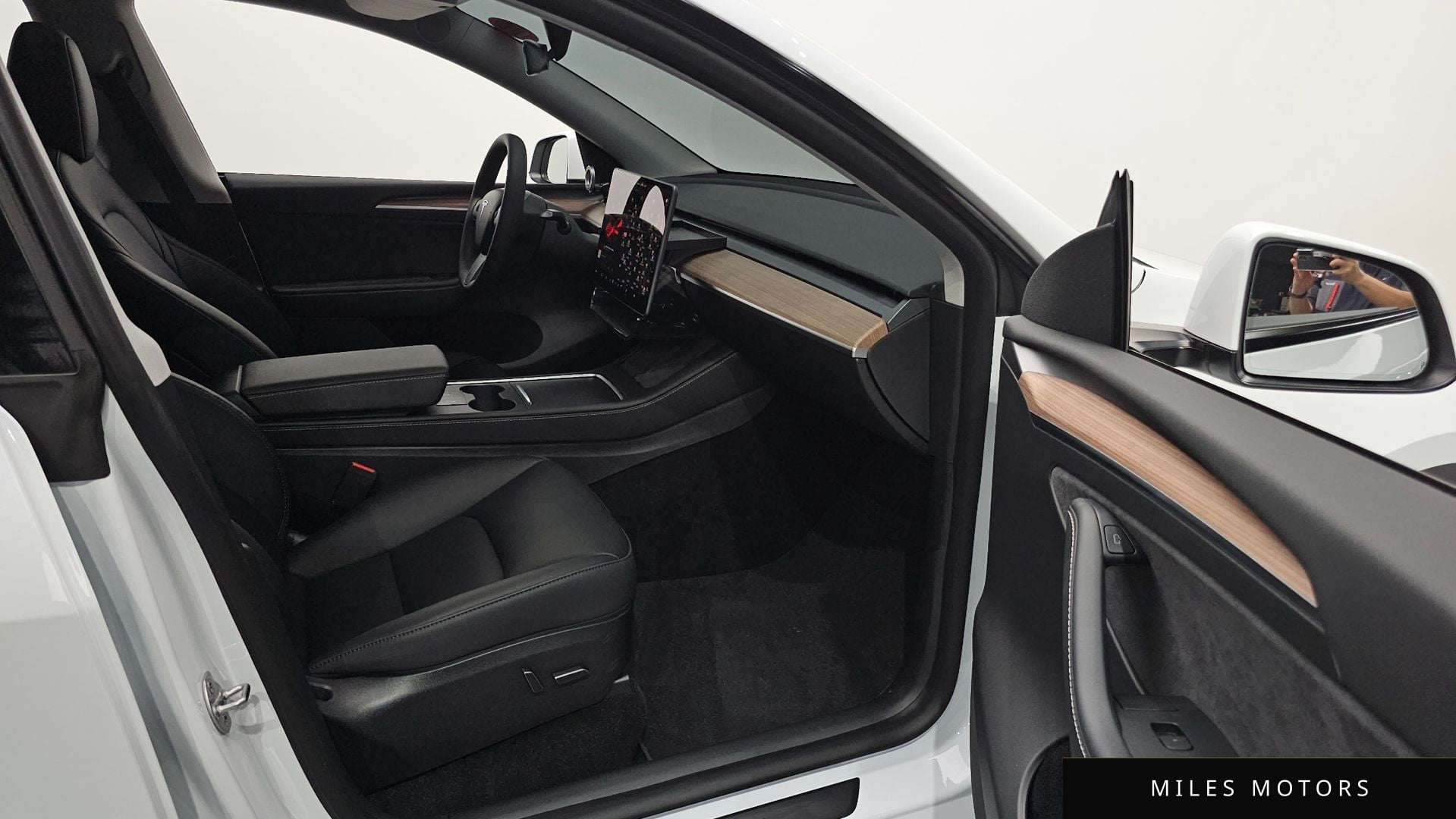 Tesla Model Y 2023 — миниатюра 10