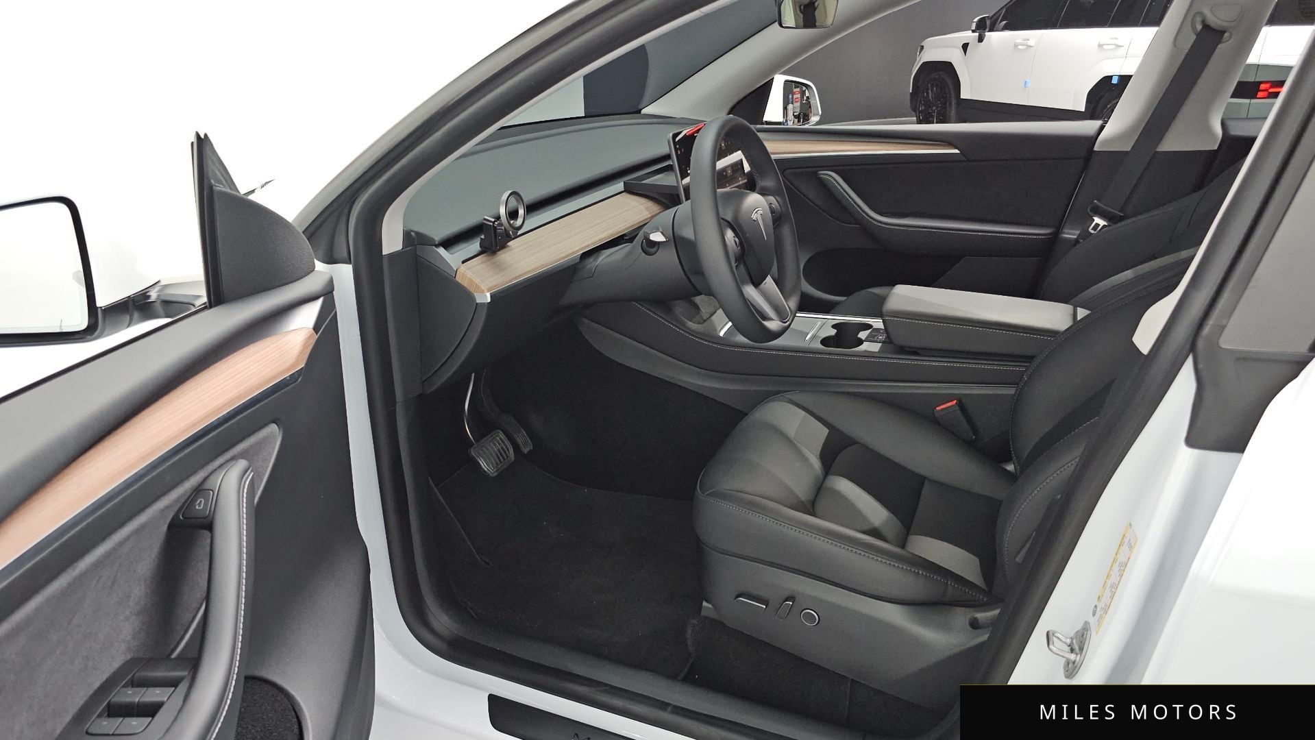 Tesla Model Y 2023 — миниатюра 11