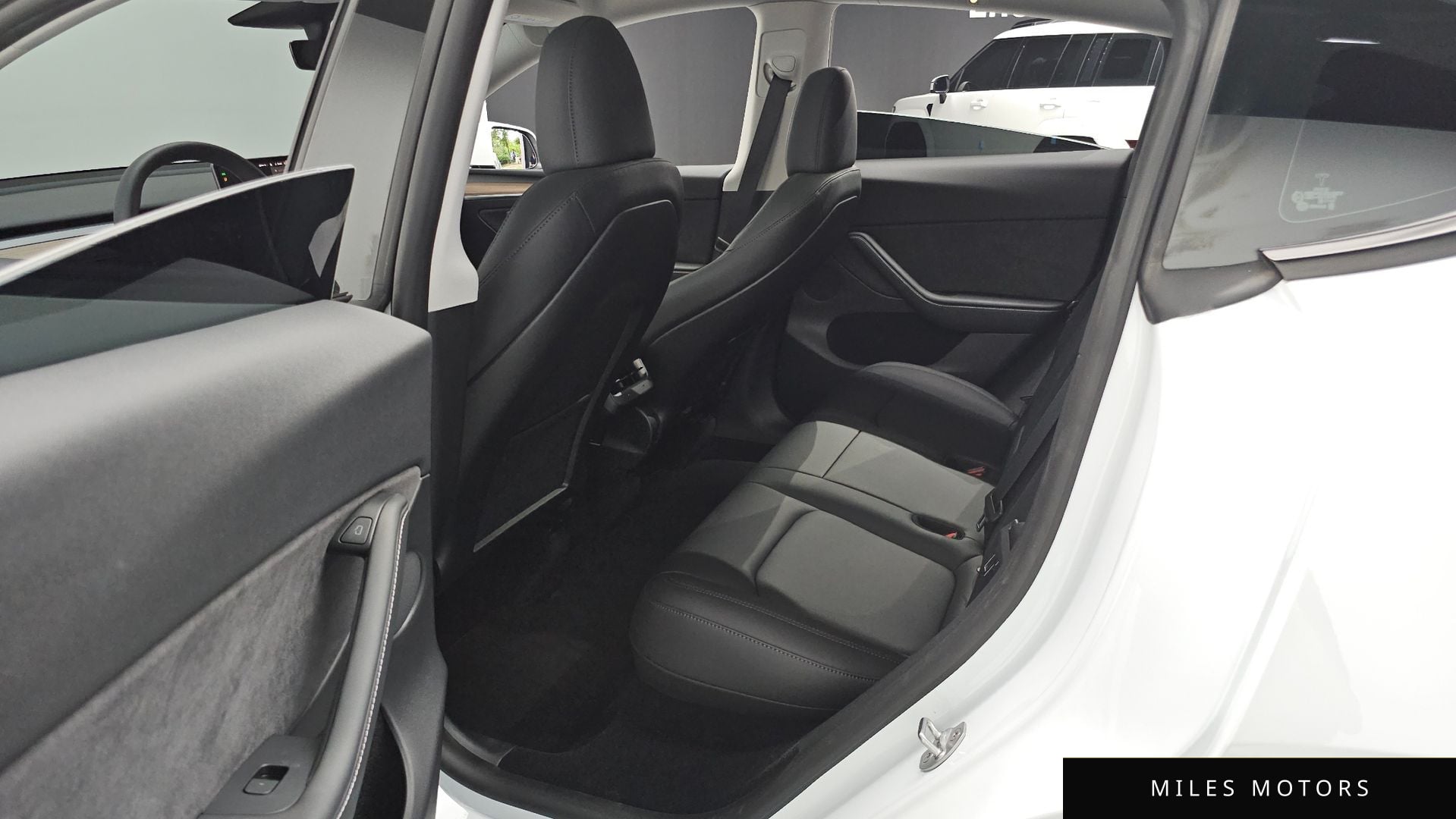 Tesla Model Y 2023 — миниатюра 12