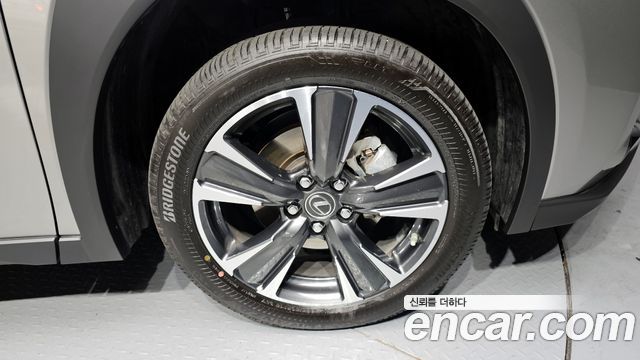 Лексус UX250h 2024 — миниатюра 5