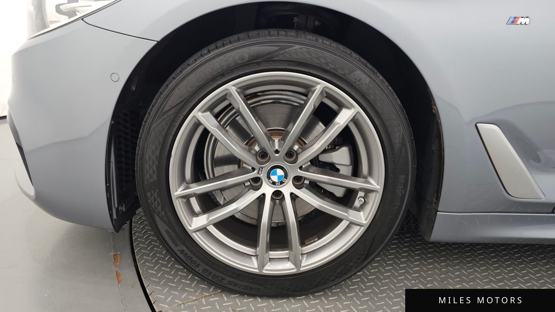BMW 5 Series (G30) 2018 — миниатюра 5
