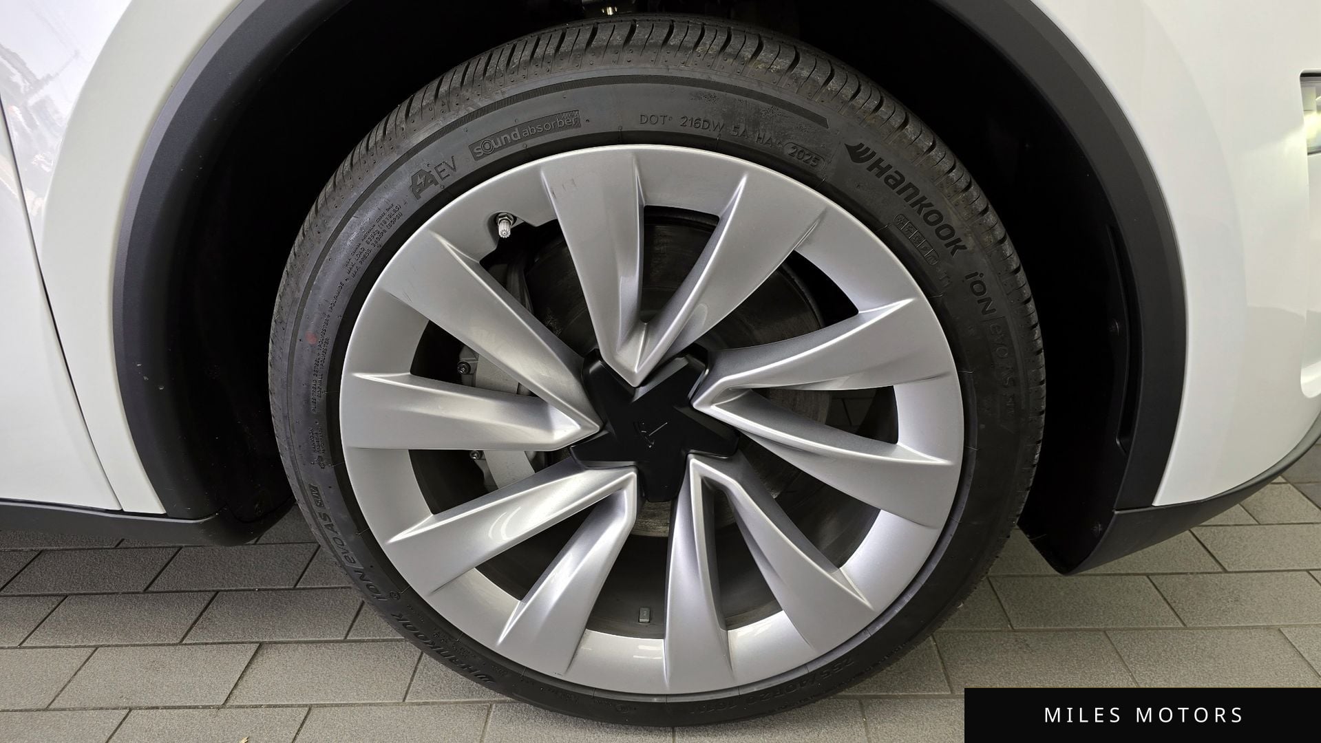 Tesla Model Y 2025 — миниатюра 5