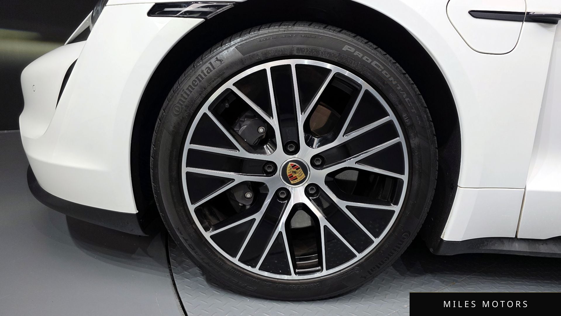 Porsche Taycan 2023 — миниатюра 5