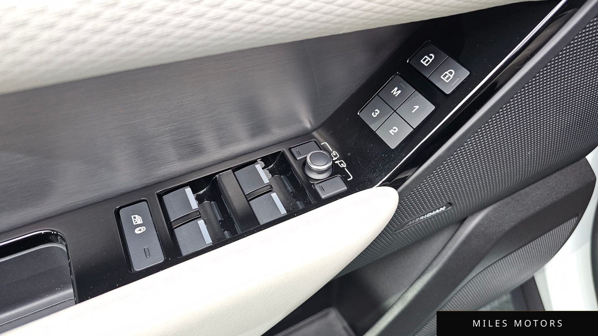 Land Rover Range Rover Velar 2023 — миниатюра 12
