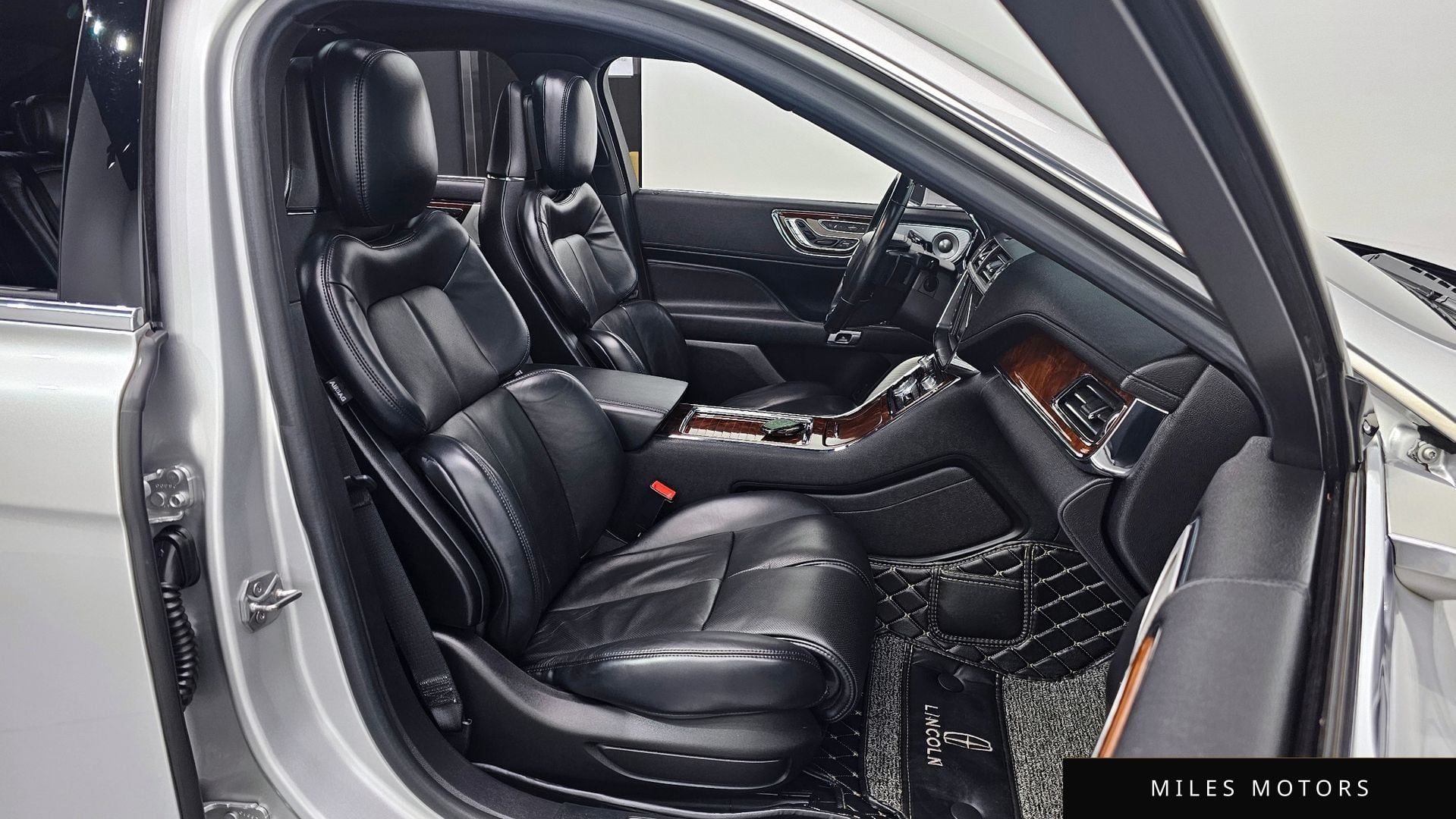 Lincoln Continental 2017 — миниатюра 10