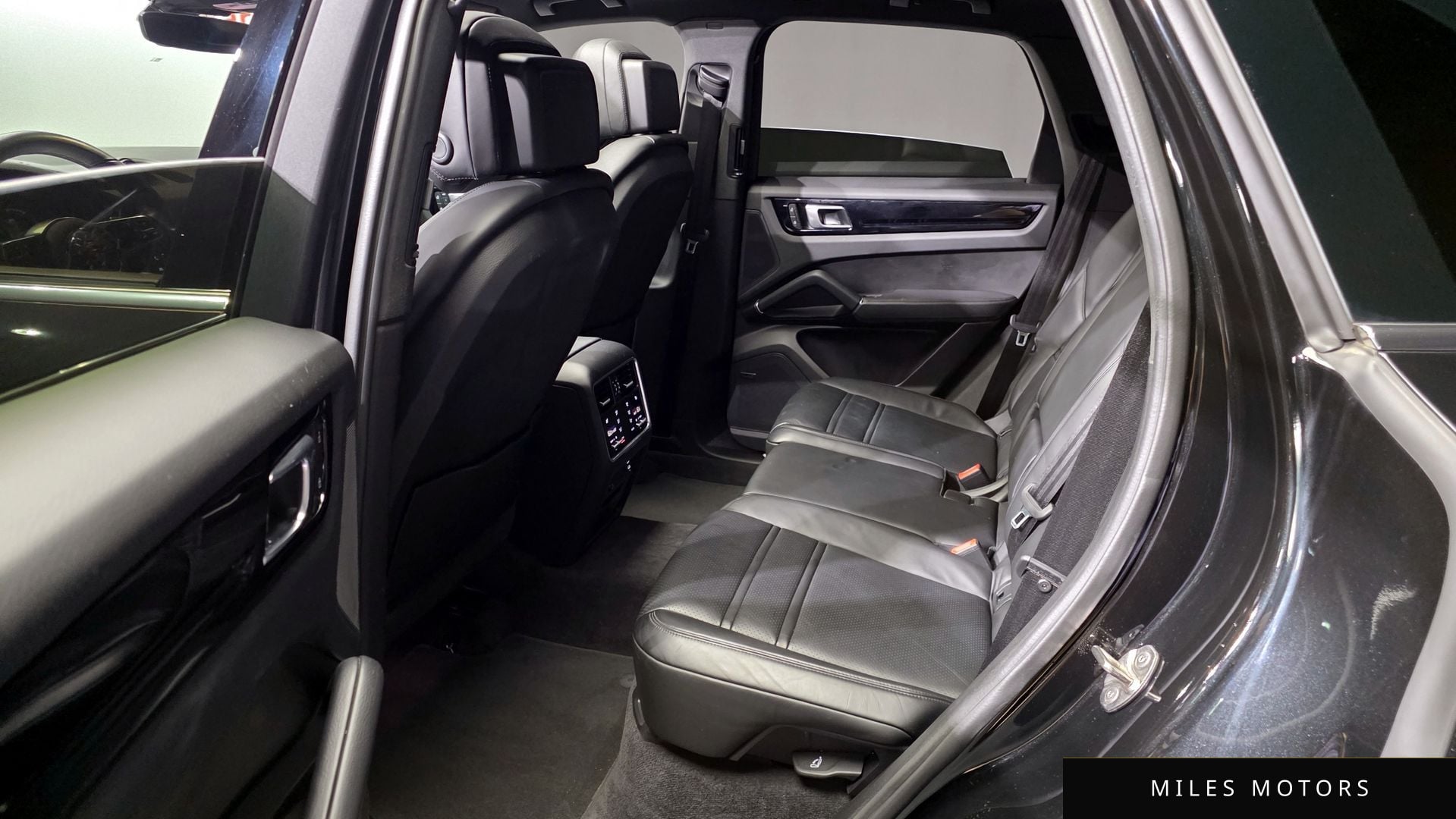 Porsche Cayenne 2023 — миниатюра 11