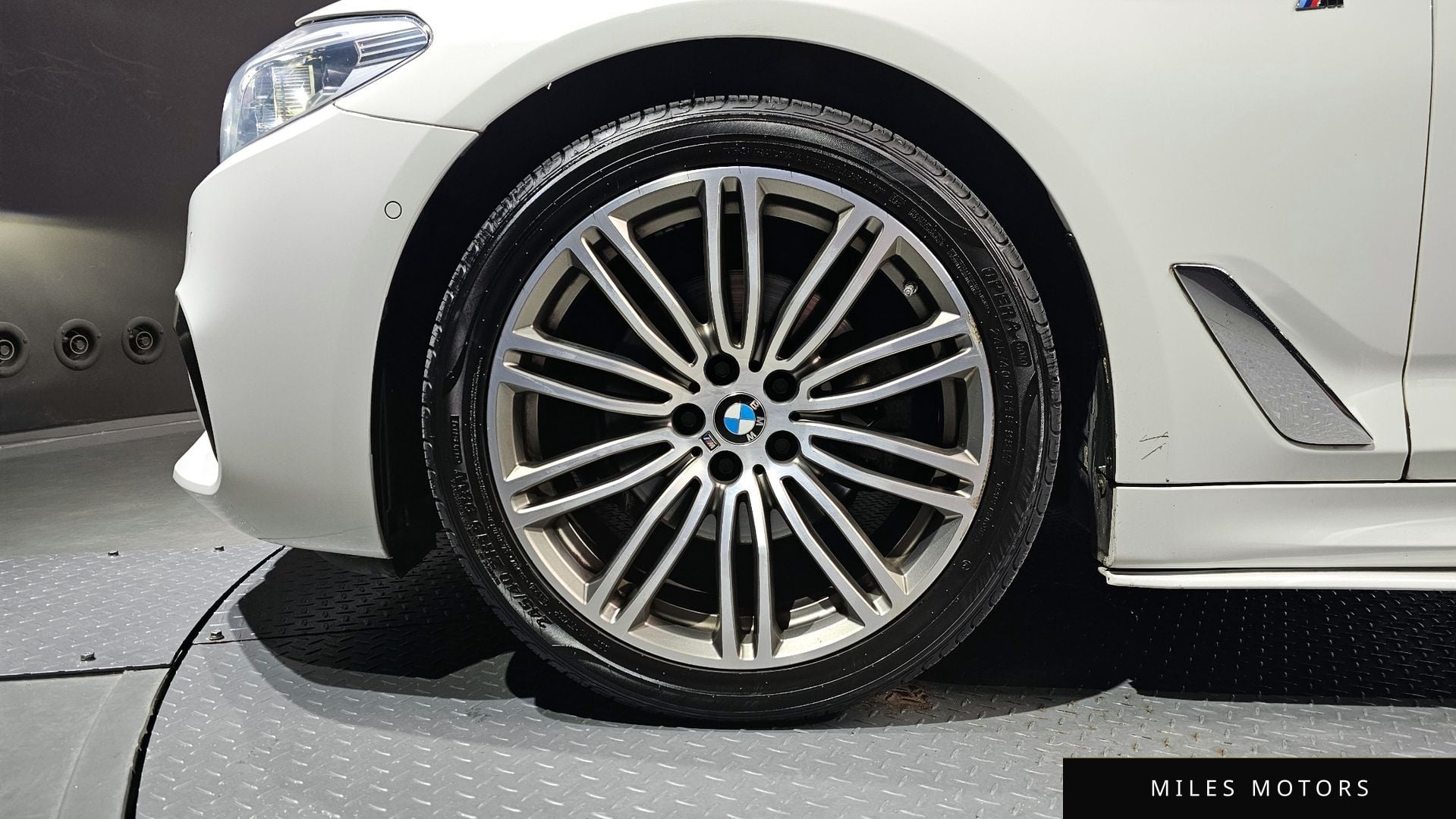 BMW 5 Series (G30) 2018 — миниатюра 5
