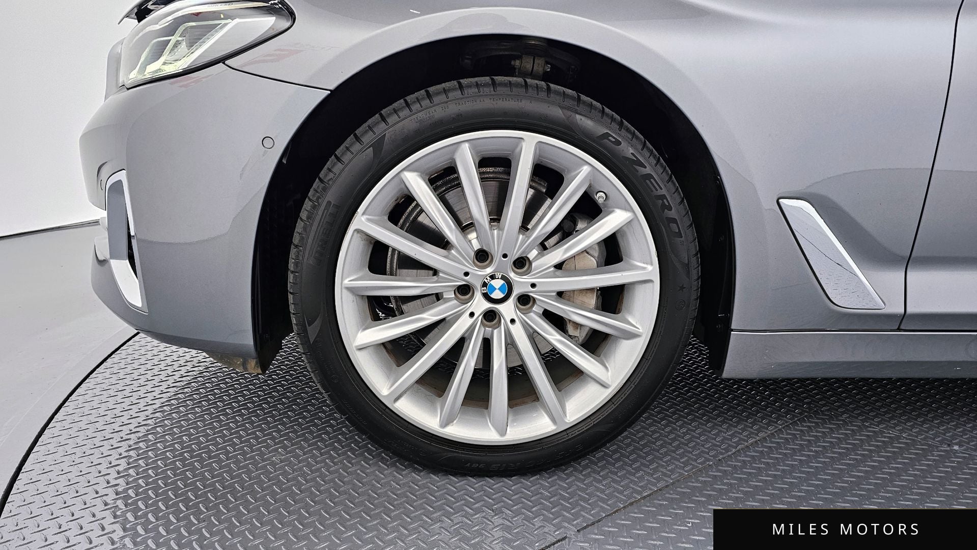 BMW 5 Series (G30) 2023 — миниатюра 5
