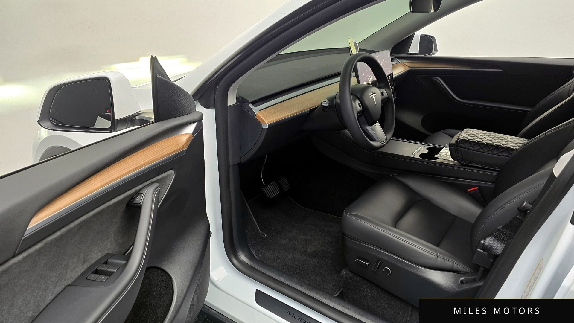 Tesla Model Y 2024 — миниатюра 11