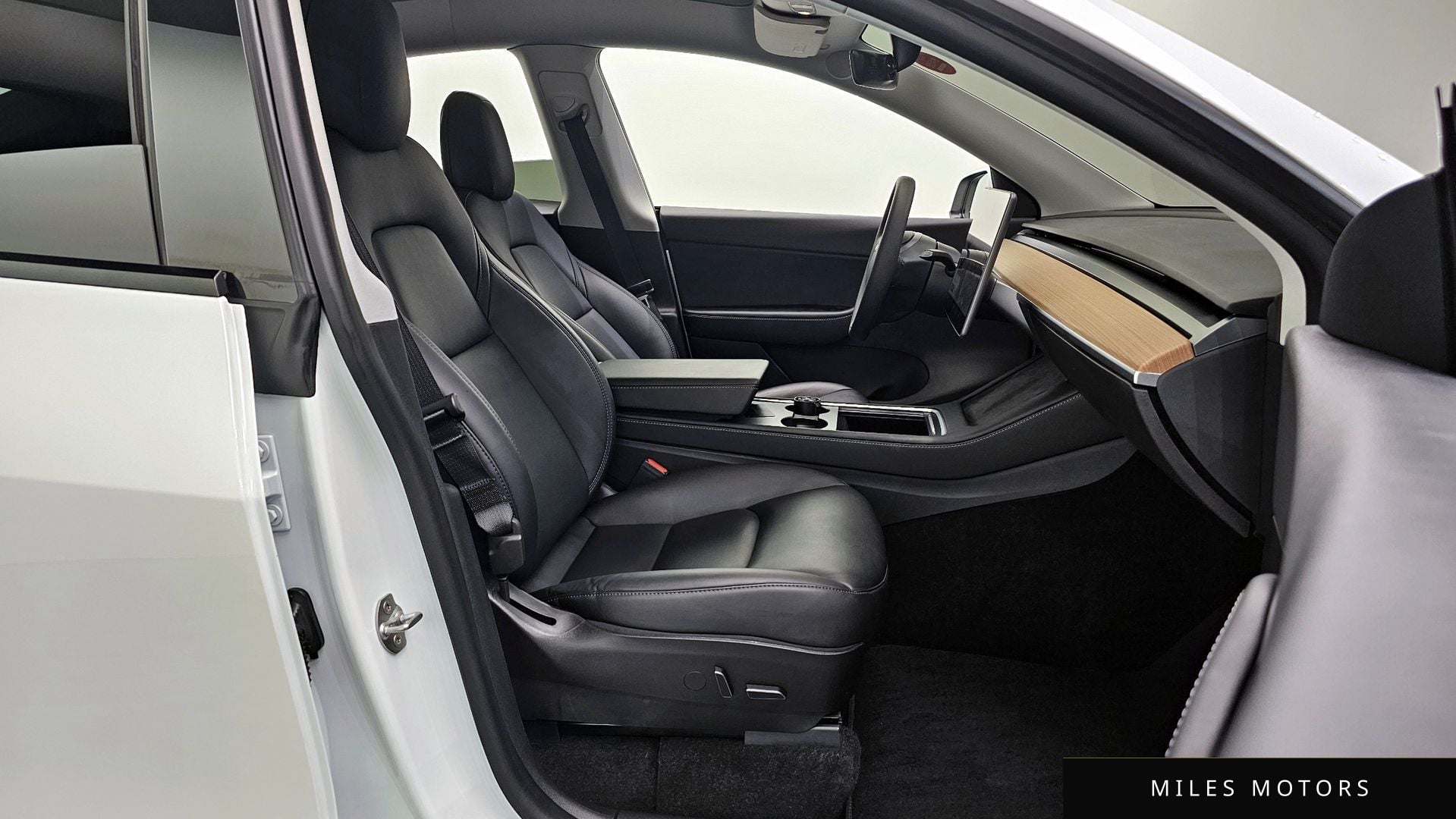 Tesla Model Y 2021 — миниатюра 10
