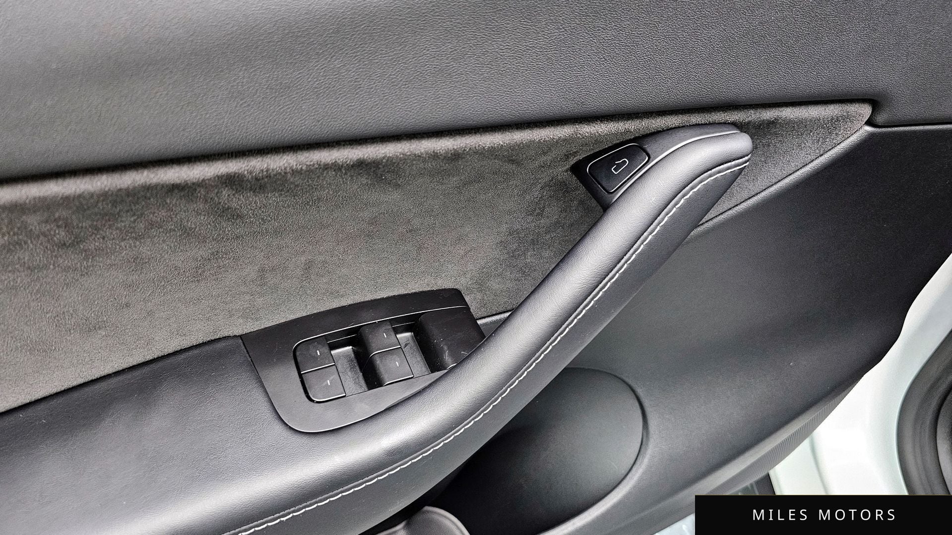 Tesla Model Y 2021 — миниатюра 17