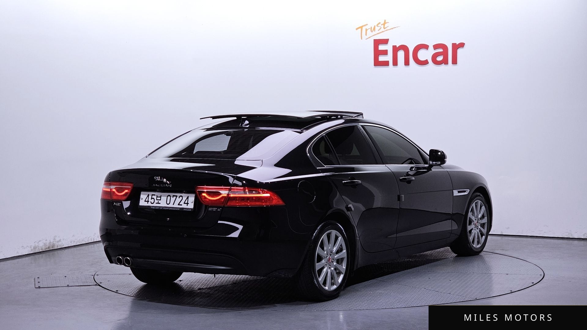 Jaguar XE 2016 — миниатюра 2