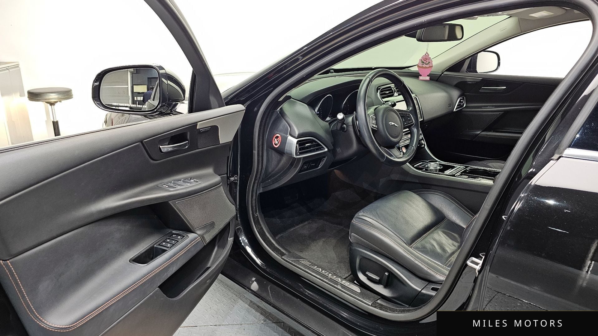 Jaguar XE 2016 — миниатюра 10