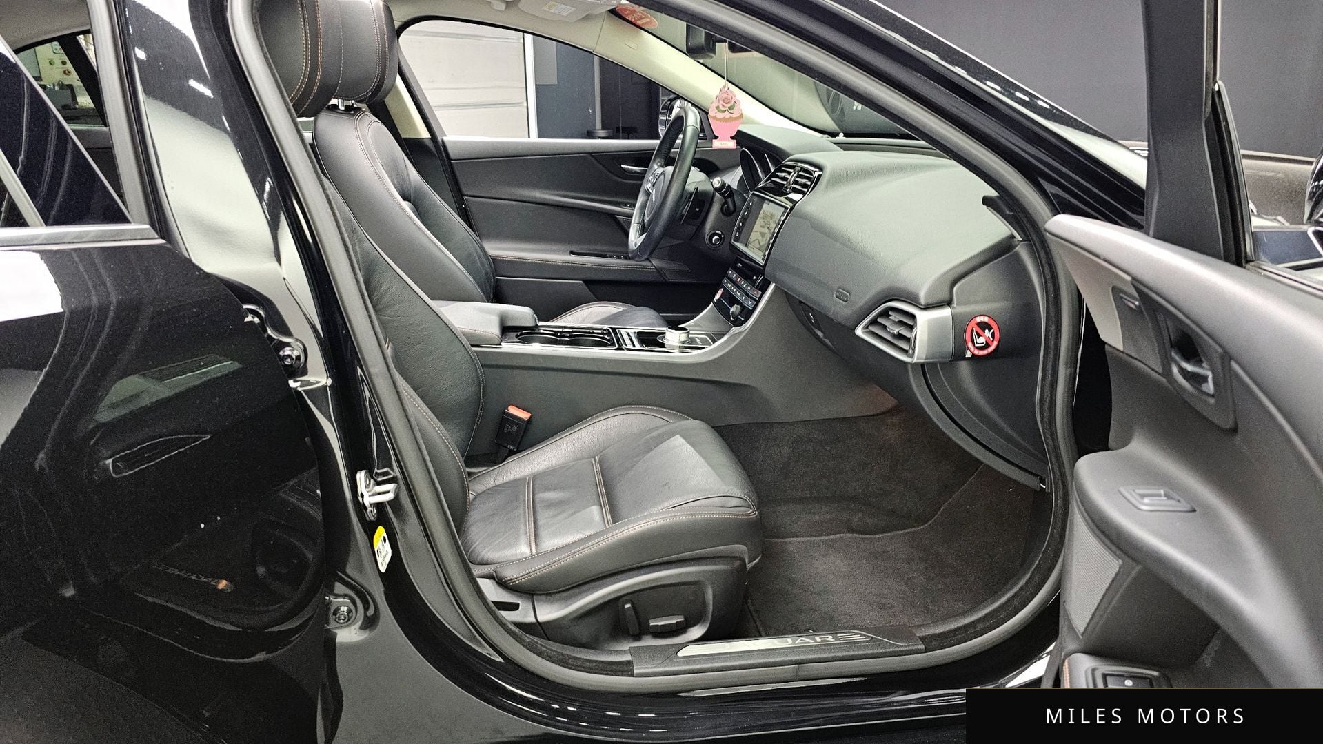 Jaguar XE 2016 — миниатюра 11