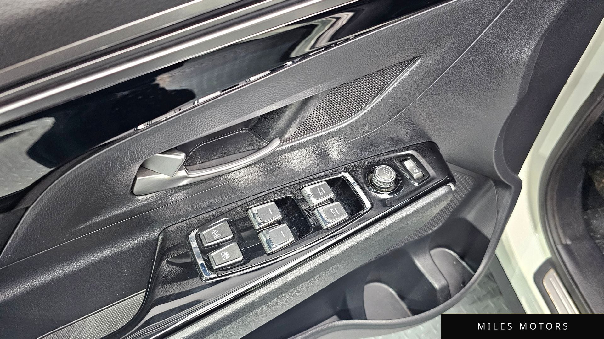 KG Mobility Beautiful Korando 2023 — миниатюра 11