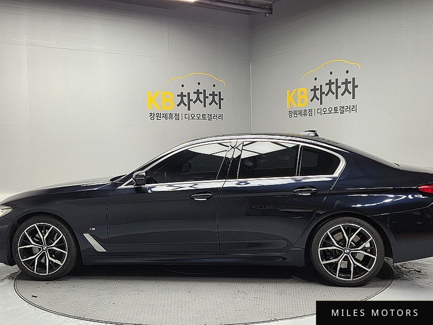 BMW 5 Series (G30) 2021 — миниатюра 8
