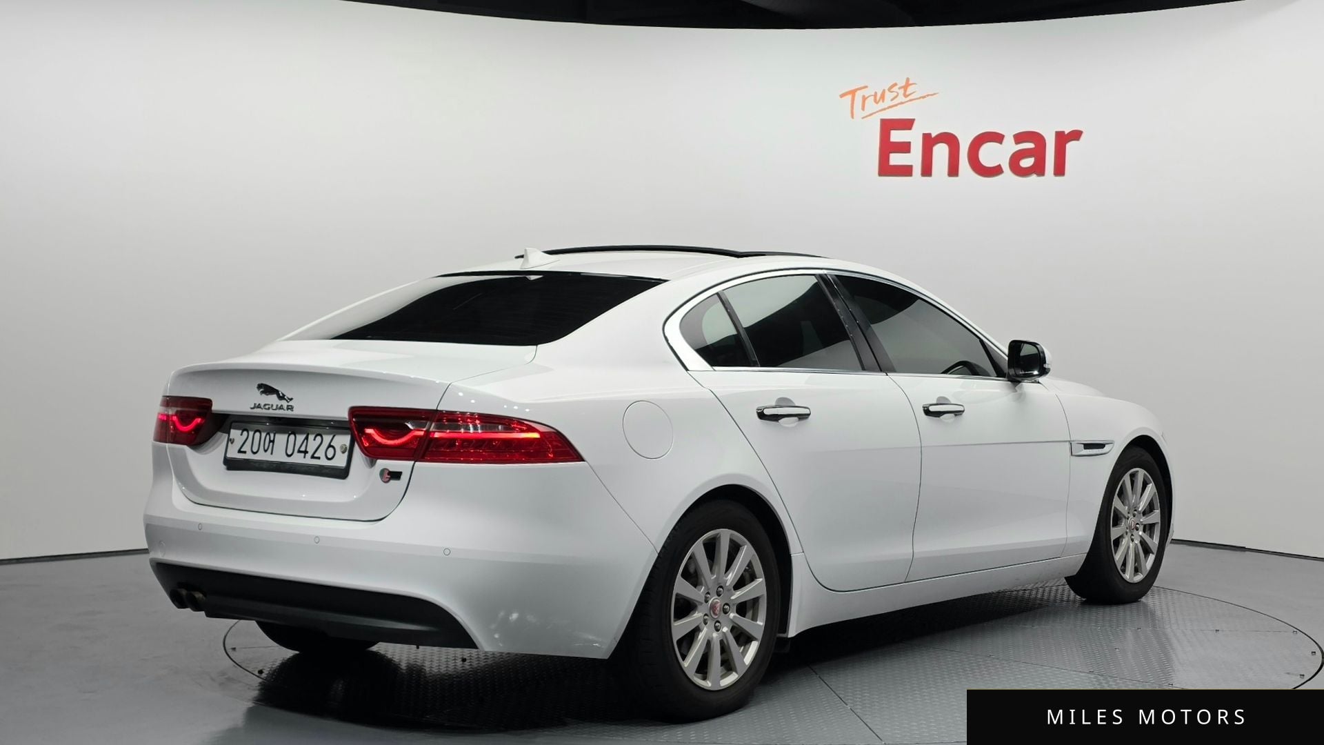 Jaguar XE 2016 — миниатюра 2