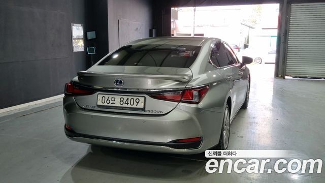 Лексус ES300h 2019 — миниатюра 3