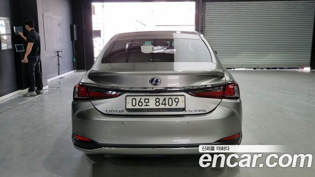Лексус ES300h 2019 — миниатюра 4