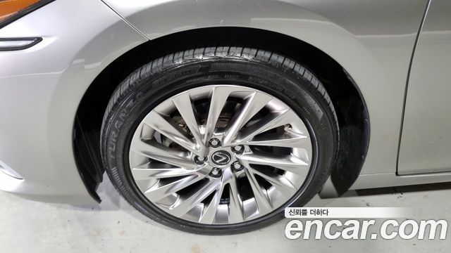 Лексус ES300h 2019 — миниатюра 5