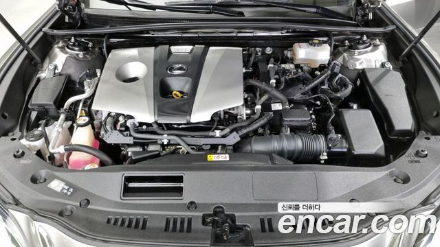 Лексус ES300h 2019 — миниатюра 6